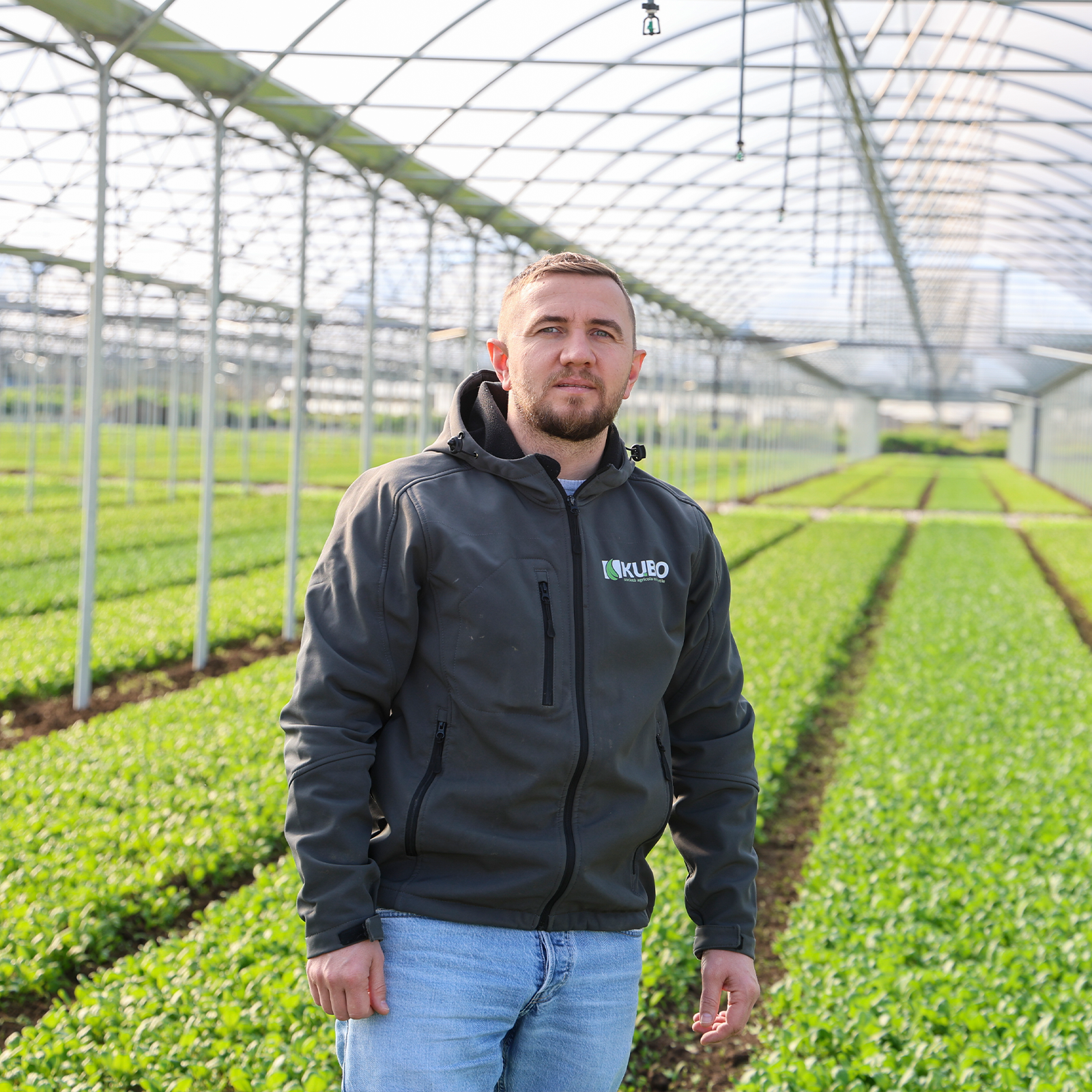 Foto ritratto di Michele Kushnir, fondatore e amministratore dell'agricola consortile KU.BO, fotografato sotto una delle serre di ultima costruzione